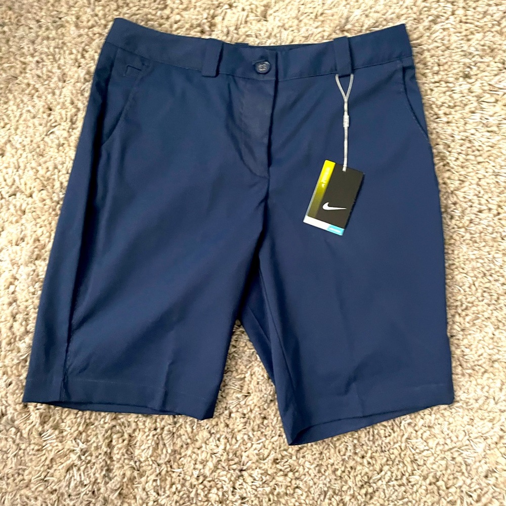 Women’s Nike golf short.Navy size 8 NWT